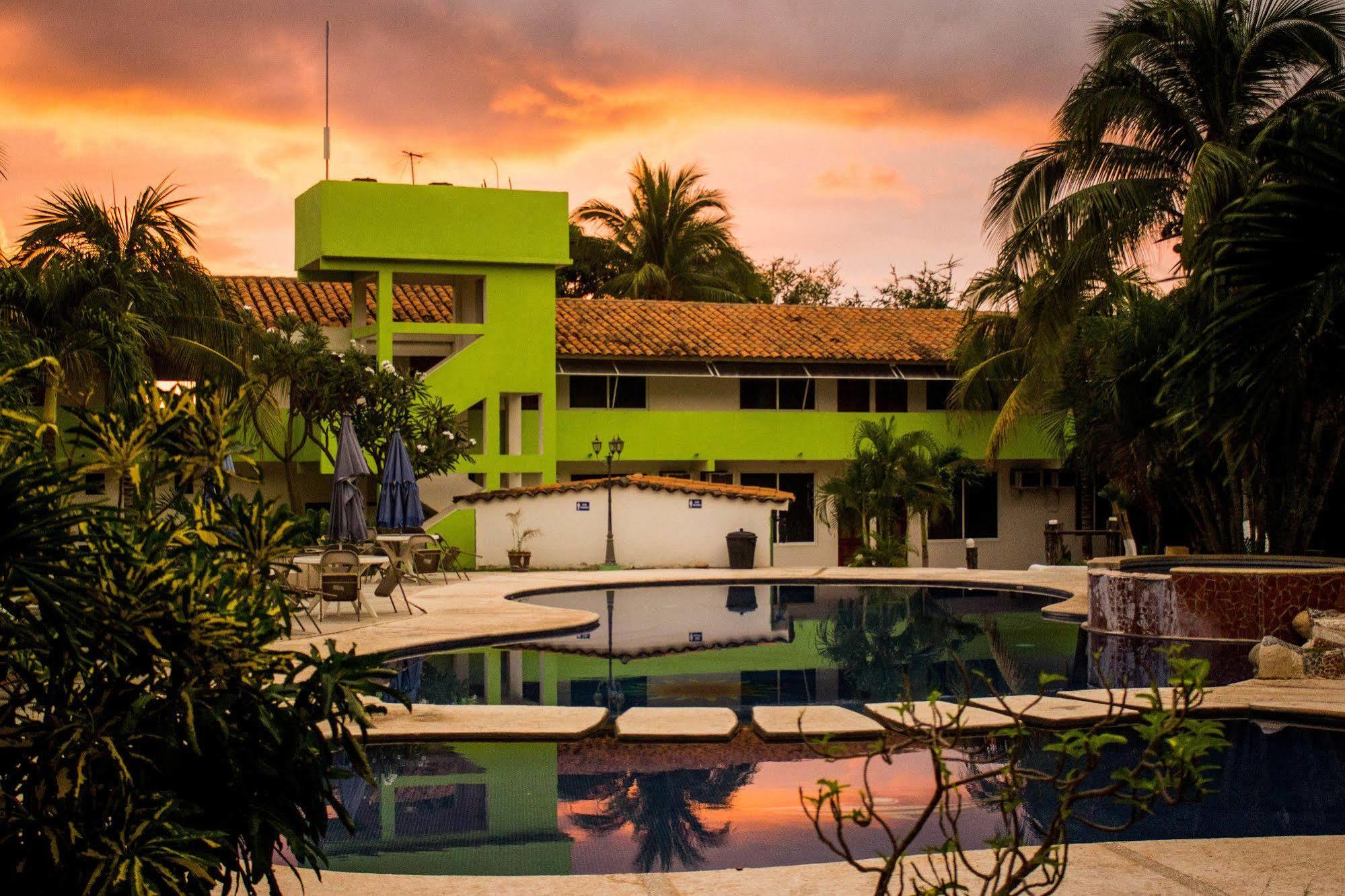 Hotel & Suites Punta Esmeralda ปูแอร์โตเอสกอนดิโด ภายนอก รูปภาพ